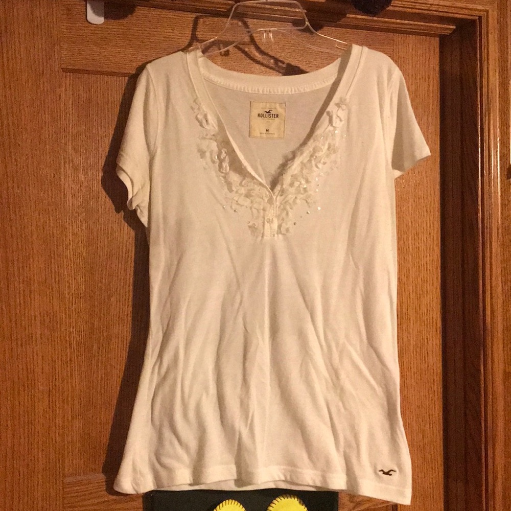 Hollister white button top w decor, U neck shirt